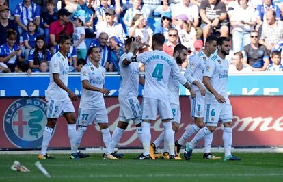 Los jugadores blancos celebran el gol marcado por Ceballos ante el Alavés.