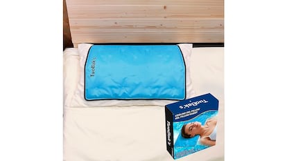 Productos para dormir fresco sobre fondo blanco.