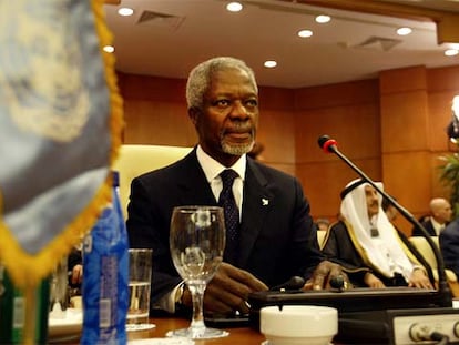 Kofi Annan se prepara para intervenir en la conferencia sobre Irak ayer en Sharm el Sheij (Egipto).