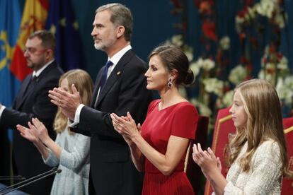 Además de los pendientes, la reina ha llevado únicamente un anillo en la mano izquierda.