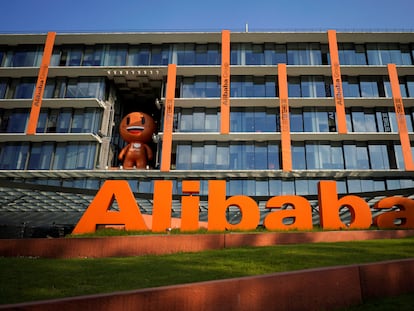 Logo de Alibaba en la sede central en Hangzhou (China).