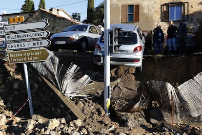 La gent mira els desperfectes arran de les violentes tempestes i inundacions a Biot.