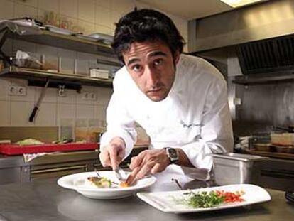 El <i>chef</i> Diego Herrero, en el restaurante Club Allard. Abajo, lubina con café, calabaza, vainilla, pan de hongos y piñones.