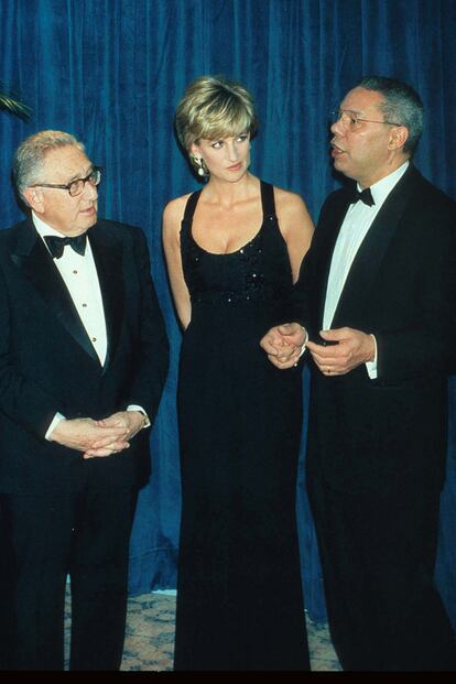 Diana entre Henry Kissinger y Colin Powell en 1995, en una gala en la cual la princesa recibió un premio por su labor humanitaria.