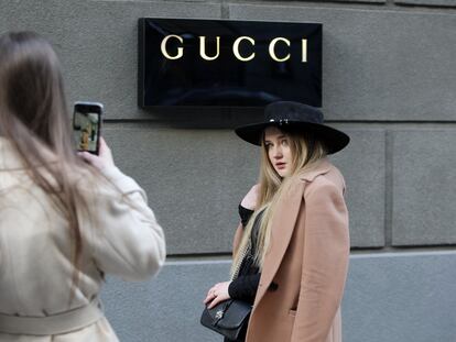 Una joven posa frente al logo de la tienda de Gucci en Kiev, Ucrania, el pasado 6 de marzo.