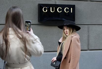 Una joven posa frente al logo de la tienda de Gucci en Kiev, Ucrania, el pasado 6 de marzo.