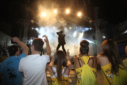 El conjunto musical Mundo gira por España con el tiempo justo para ver la plaza del pueblo. Llegan, montan, dan el espectáculo, recogen y al siguiente destino. El segundo fin de semana de agosto su programa incluye más de 1.500 kilómetros de carretera.