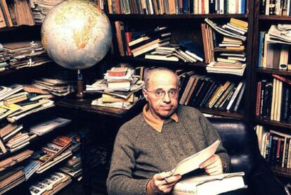 Stanislaw Lem, en su casa de Cracovia en 1975.