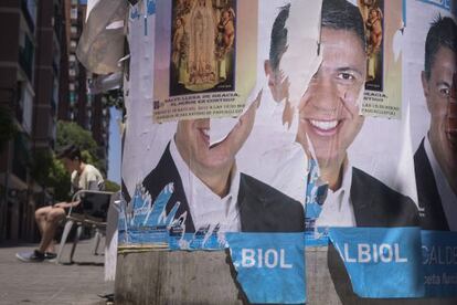 Restes de cartells electorals del PP a Badalona.