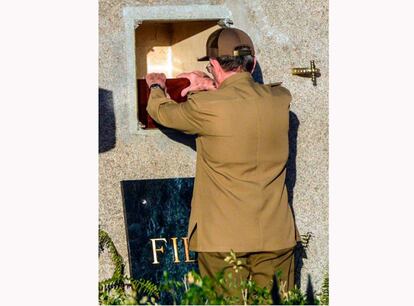 O presidente de Cuba, Raúl Castro (centro), deposita a urna com as cinzas de Fidel Castro no cemitério Santa Ifigenia, em Santiago de Cuba, (Cuba).