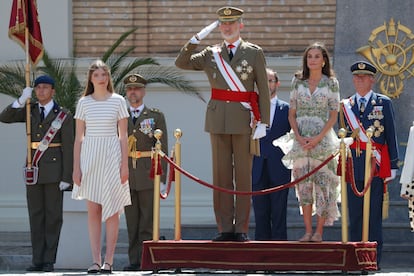 Desde la izquierda, la infanta Sofía, el rey Felipe VI y la reina Letizia presiden el acto de entregas de despachos en la Academia Militar de Zaragoza, este miércoles.  