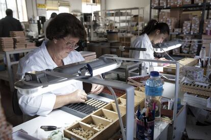 Panorámica de las trabajadoras ubicando los dientes recién fabricados en las rejillas.