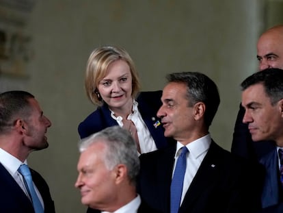 La primera ministra británica, Liz Truss (en el centro), habla con el primer ministro griego, Kyriakos Mitsotakis (tercero a la derecha), y el primer ministro de Malta Robert Abela, (segundo a la izquierda).