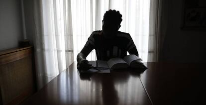 Una víctima de trata, estudiando en una casa de acogida de la ONG Proyecto Esperanza.