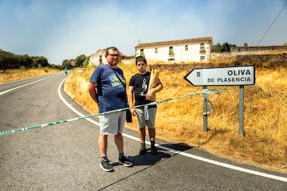 Vecinos confinados, en el cordón que rodea Oliva de Plascencia.
