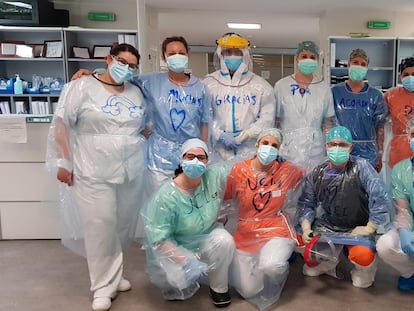 Enfermería de la UCI del Hospital Universitario Príncipe de Asturias en Alcalá de Henares el 18 de abril, trabajando con monos de plástico donados.