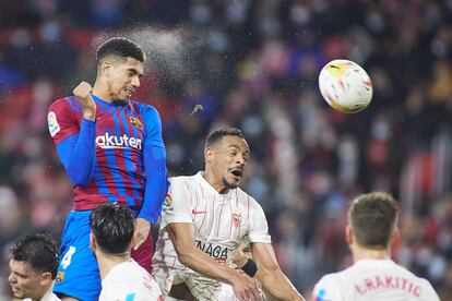 Araujo se eleva sobre Fernando para poner el empate ante el Sevilla