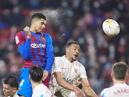 Araujo se eleva sobre Fernando para poner el empate ante el Sevilla.