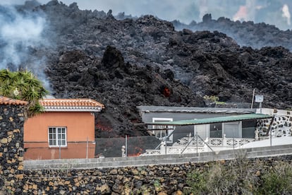 Lava del volcán sobre una casa en El Paso. RAFA AVERO