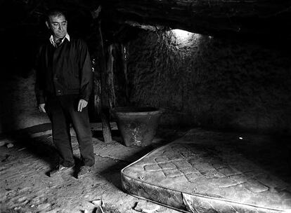 Fernando García, padre de Míriam, en la casucha de la partida de La Romana en la que fueron violadas y asesinadas su hija y las otras dos niñas de Alcàsser (Valencia).