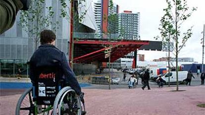 Visitantes en sillas de ruedas en el Fórum de Barcelona.