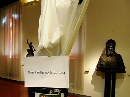 Aspecto que ofrecía ayer el Museo Medieval de Bolonia. En la escultura tapada, un cartel exigía "No a los recortes de cultura".
