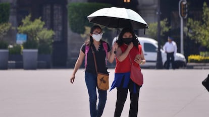 Dos mujeres con mascarillas, este martes en Ciudad de México.