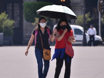 Dos mujeres con mascarillas, este martes en Ciudad de México.