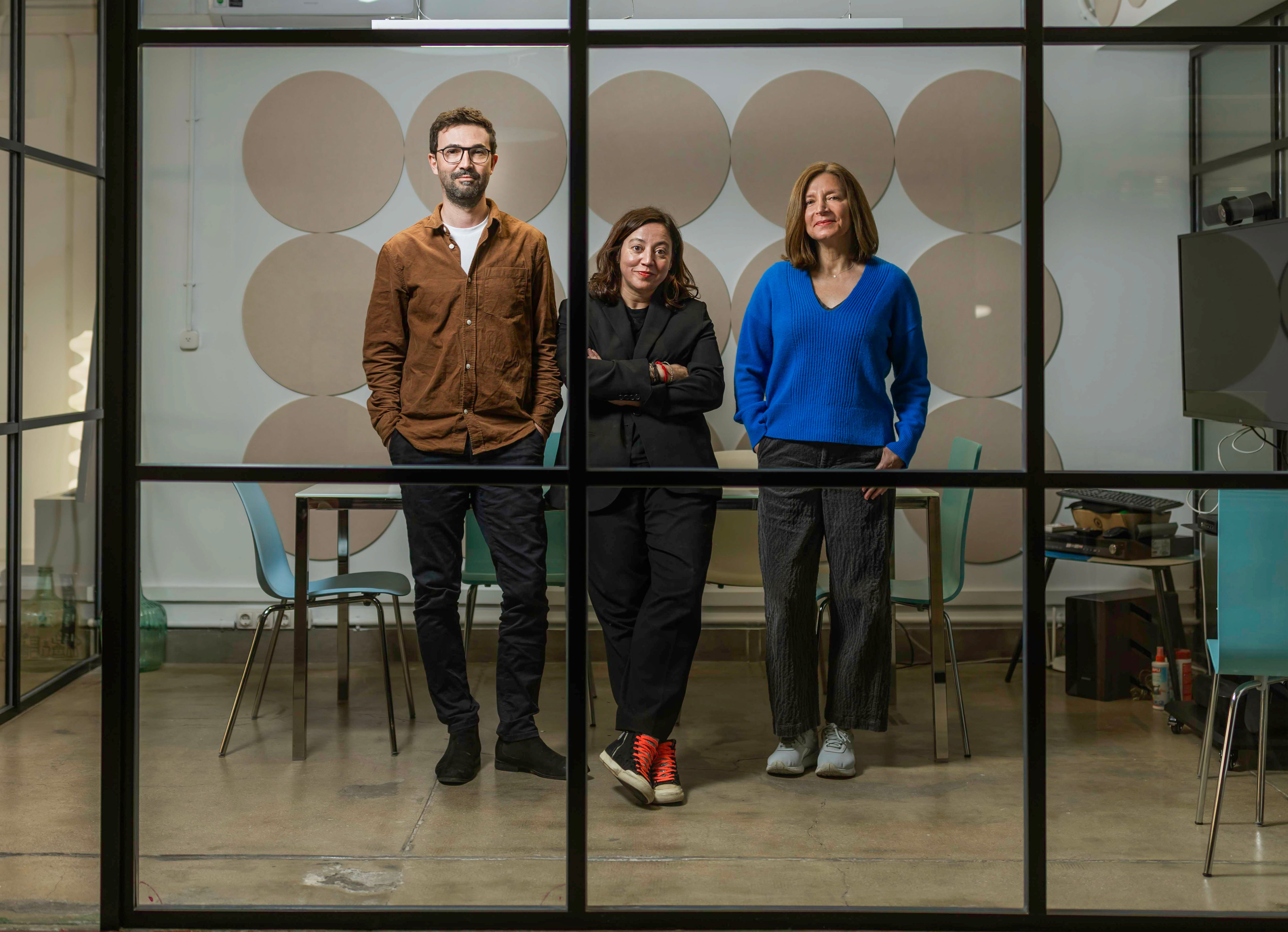 Desde la izquierda, Alex Lafuente, Lara Pérez Camiña y Aina Jones, en las oficinas de su productora y distribuidora en Madrid.