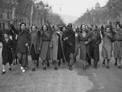 Celebración de la victoria franquista en el Paseo de Gràcia, de Barcelona, el 27 de enero de 1939. Barcelonesas de la burguesía catalana confraternizan con los soldados.