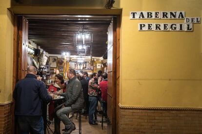 Entrada de la taberna Álvaro Peregil, un lugar perfecto para tomar un vino de naranja.