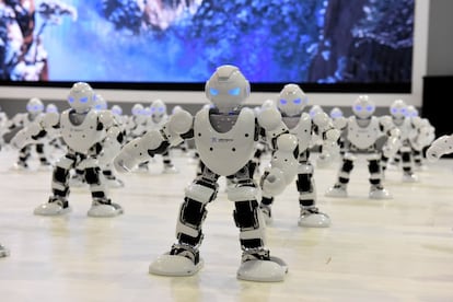 Más de 50 robots bailan en la ceremonia de apertura de la sexta edición de la feria SDCIF en Jinan (China).