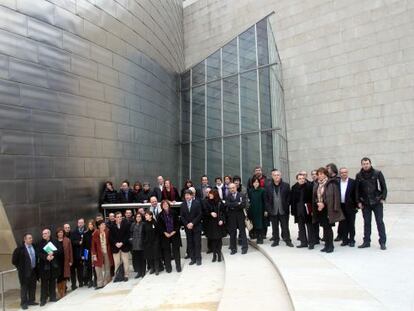 Participantes en la primera reunión del Consejo Vasco de la Cultura posan en el Guggenheim.