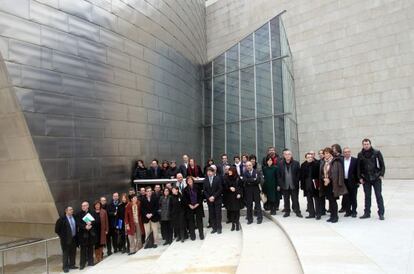 Participantes en la primera reunión del Consejo Vasco de la Cultura posan en el Guggenheim.