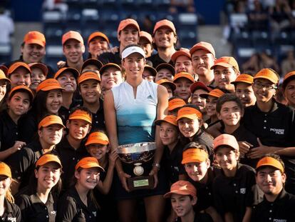 Muguruza posa con el trofeo junto a los recogepelotas de Monterrey.