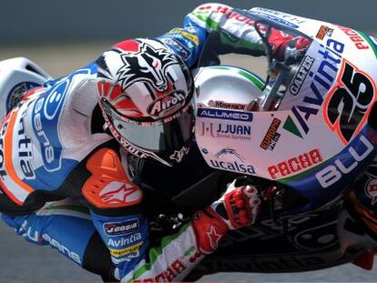 Maverick Viñales rueda en el circuito de Montmeló
