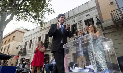 Carles Puigdemont, Marta Pascal  y Joaquim Forn, durante el acto de campa&ntilde;a &quot;S&iacute; al mejor pa&iacute;s&quot; en Barcelona.