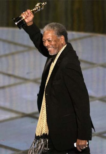 Morgan Freeman, con el premio al mejor actor secundario por <i>Million dollar baby</i>.