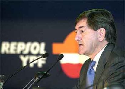 El presidente de Repsol YPF, Alfonso Cortina, durante la junta de accionistas.