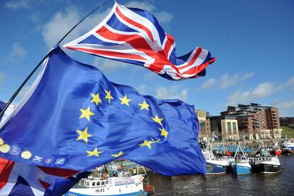 Pescadores en Newcastle (Reino Unido) protestan por los términos propuestos en el Brexit ondeando banderas de la Unión Europea.