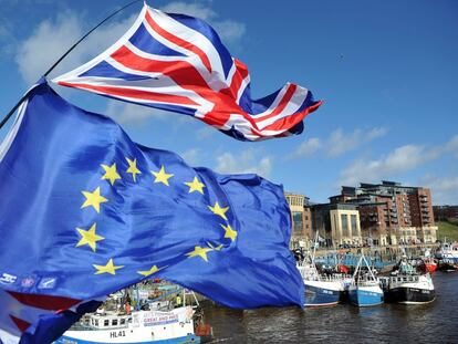 Pescadores en Newcastle (Reino Unido) protestan por los términos propuestos en el Brexit ondeando banderas de la Unión Europea.