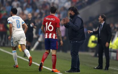 Sime Vrsaljko (segundo por la izquierda) de Atlético habla con el asistente German Burgos (segundo por la derecha).