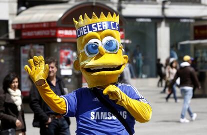 Bart Simpson, con una camiseta del Chelsea, en el centro de la capital.