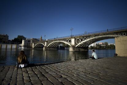 Puente de Isabel II, conocido como puente de Triana, en Sevilla.