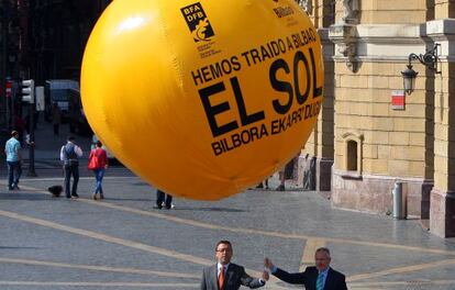 El director de Turismo y Promoción Exterior de Bizkaia, Gabino Martínez de Arenaza (a la izquierda), y el director de Bilbao Ekintza, Juan Félix Madariaga, sueltan ayer en el Teatro Arriaga un globo que promociona el festival.