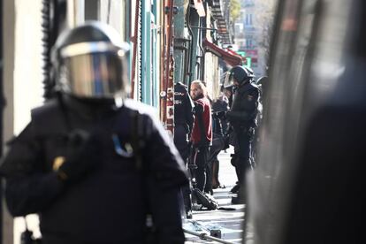 Ambiente en la calle Argumosa 11 en el cuádruple desahucio de un bloque de viviendas.