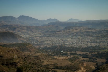 Adigrat es una localidad de 76.000 habitantes situada en el norte de Etiopía, una región árida y empobrecida, situada muy cerca de la frontera con Eritrea. Las montañas del fondo de la imagen corresponden a ese país.
