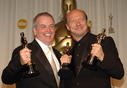 'CRASH' (2005, 101.173.038 de dólares recaudados) – 20 años después todavía se siguen escribiendo artículos sobre lo que pasó en los Oscars de 2006. La victoria de 'Crash' sobre la favorita 'Brokeback Mountain' dejó un montón de caras asombradas en la platea y un sinfín de quinielas arruinadas. Nadie, o casi nadie, podía esperar que el drama coral de Paul Haggis derrotase la desoladora historia de amor de dos vaqueros en las montañas de Wyoming. Algunos creen que el film de Haggis fue elegido en lugar de 'Brokeback Mountain' debido a la homofobia soterrada de los votantes de la Academia, pero lo cierto es que esa noche sí fue premiado el desaparecido Philip Seymour Hoffman por su papel de Capote, lo que opacaría un poco esas acusaciones y daría la razón a los que afirman que se premió a una película que sucedía en Los Ángeles, el lugar de residencia de la mayoría de los votantes de la Academia, y eso les hizo posicionarse por ella. ¿Qué dijo la taquilla? Con un pequeño presupuesto de 6,5 millones de dólares recaudó casi catorce veces más, acumulando sólo en el mercado nacional más de 54,6 millones de dólares. Sin embargo, no fueron los números que nadie espera, o esperaba, de la ganadora del principal premio cinematográfico. De hecho, en ese momento, 'Crash' tuvo la peor taquilla para una ganadora del Oscar a la mejor película desde 'El último emperador' en 1987, algo que hizo sumar más inquina aún a la película cuya victoria se considera todavía la más injusta de la historia de los Oscar. A pesar de que los números de 'Brokebak Mountain' tampoco fueron espectaculares el 'western' de Ang Lee se quedó en unos dignos 170 millones. Todo fue escaso en aquella edición: fue la primera retransmisión televisiva que bajó de los 40 millones de espectadores en Estados Unidos (la de 2024 no llegó ni a 20) y el productor del espectáculo, Gil Cates, lo achacó a que las películas nominadas no eran las que los espectadores veían en los cines. "Los cinco nominados a la mejor película juntos no suman ni 250 millones en taquilla mientras 'Las crónicas de Narnia' llegó a los 800 millones de dólares por sí sola", se quejó Cates.
