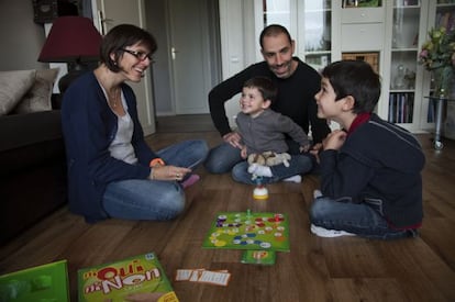 La familia Auchere, que se ha mudado fuera de Par&iacute;s para capear el temporal de la crisis. 