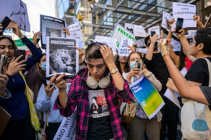 La activista Forouzan Farahani se afeita la cabeza en la manifestación en Nueva York el 27 de septiembre en protesta por la muerte de Mahsa Amini en Irán.